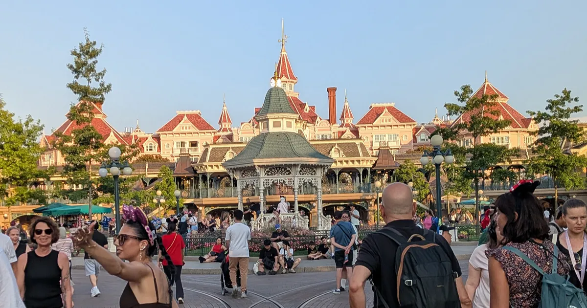 It's Not the Month, It's the Park (and the Day of the Week): How Crowds at Disneyland Paris Really Vary