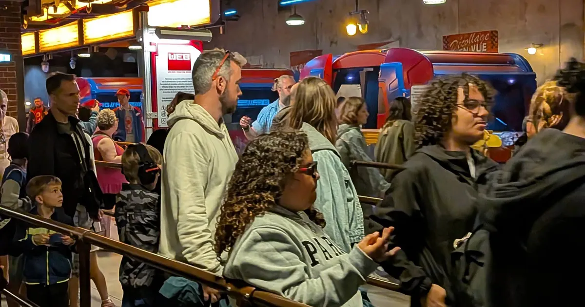 Hourly Capacity at Disneyland Paris: Why Some Attractions Always Have a Queue (and Others Never)