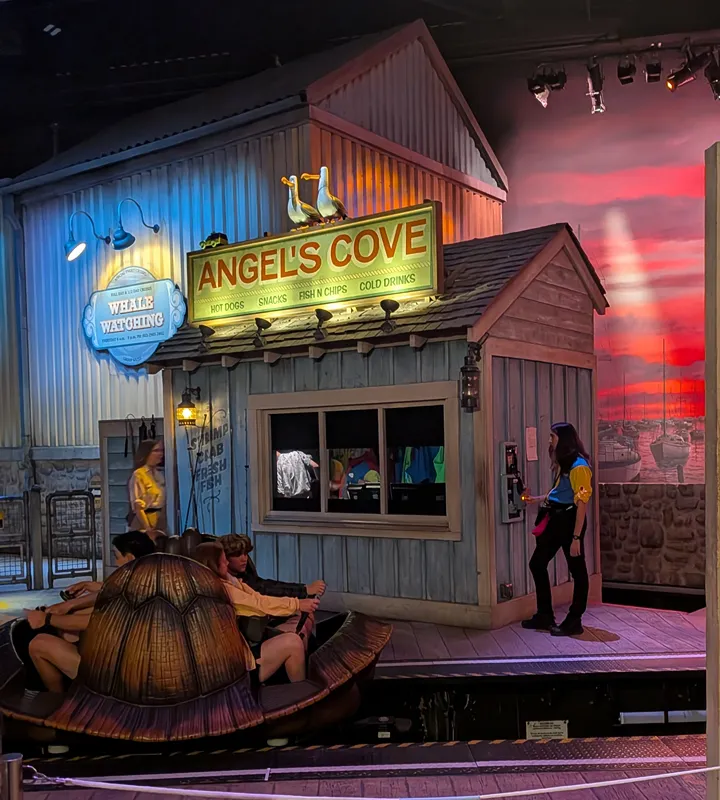 Entrada de Crush's Coaster en Disney Adventure World