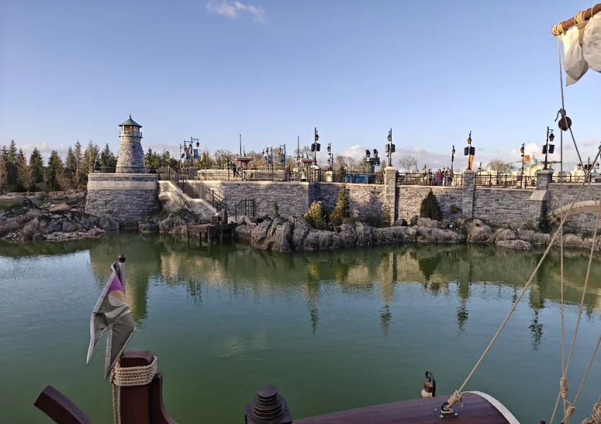 Menschenmengen in Disney Adventure World, Disneyland Paris
