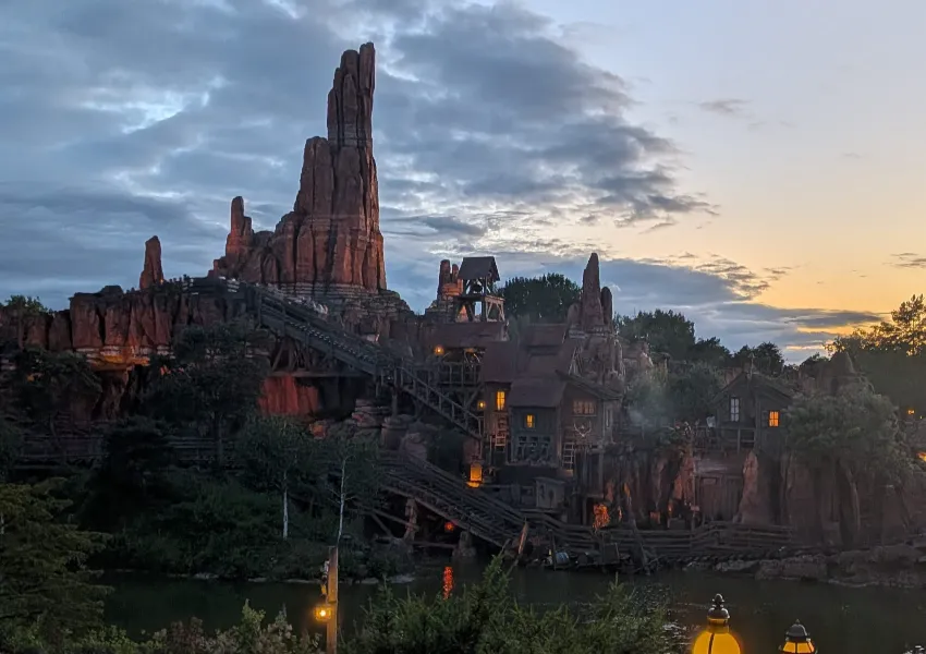 Klassische Fahrten im Disneyland Park
