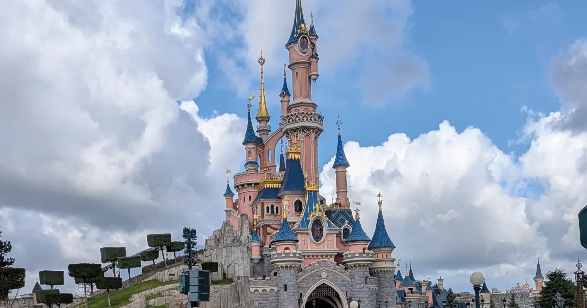 Das Logo von Disneyland Paris: fünf Namen und ein Schloss