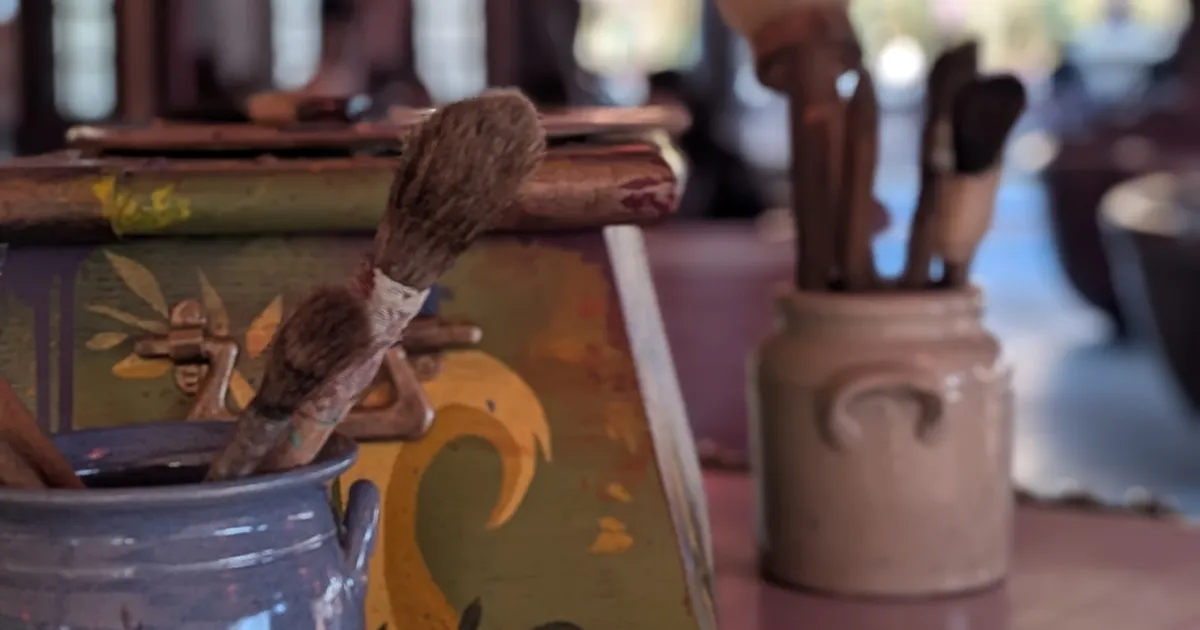 El Código Cast Member: Cómo Leer las Chapas, Desbloquear Favores y Obtener Ayuda Real en Disneyland Paris