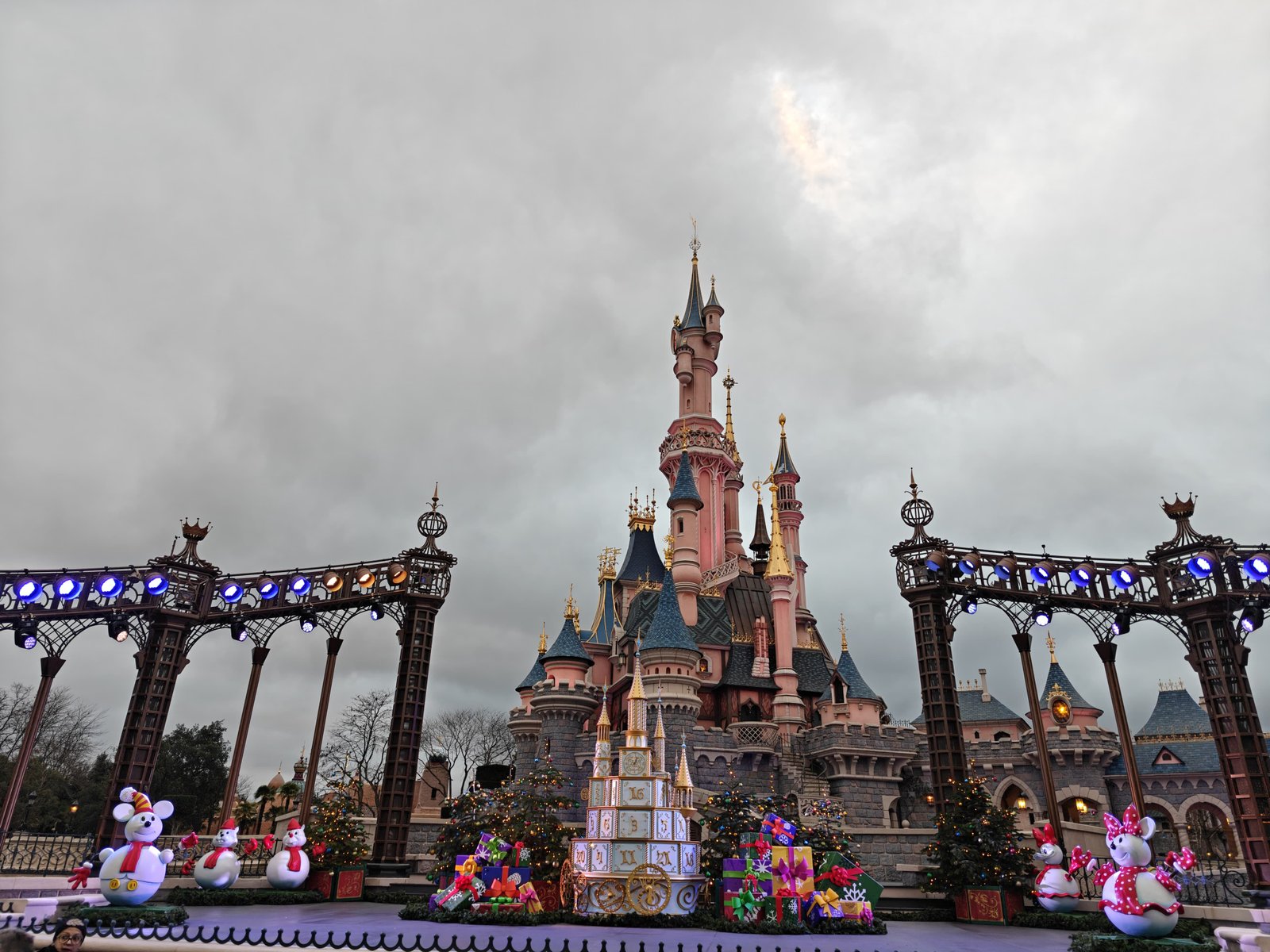Das Schloss von Disneyland Paris mit der davor aufgebauten Bühne und der Weihnachtsdekoration auf dem Platz