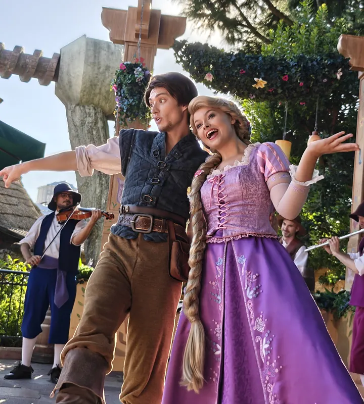 Princesses Disney dans la rue pendant la World Princess Week