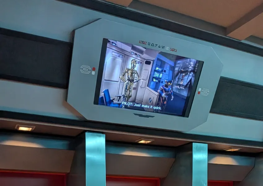 Der AC-38 Droid versteckt sich in der Star Tours Kabine