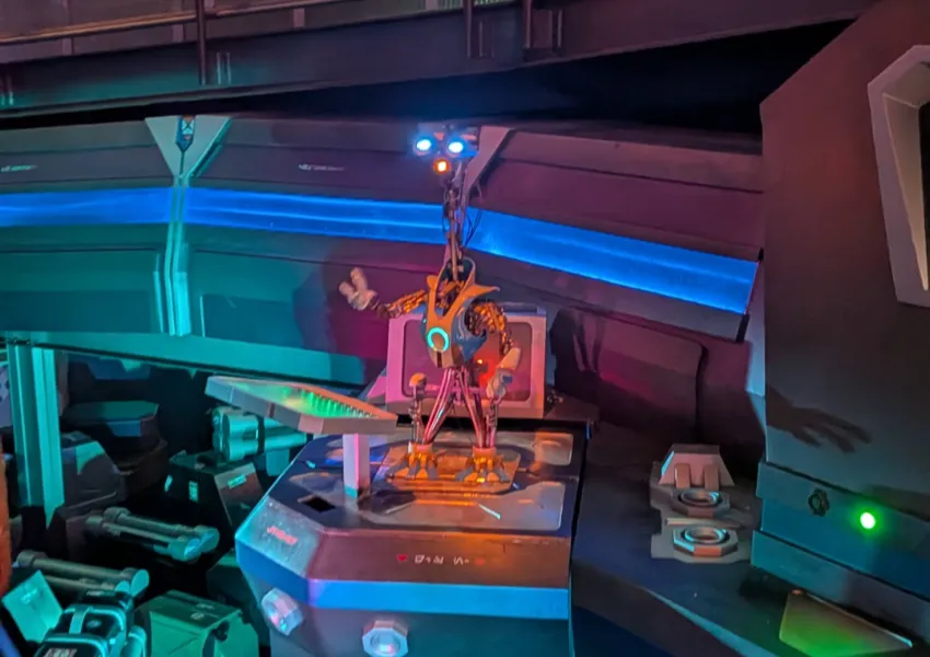 G2 Scanner-Droids in der Star Tours Warteschlange